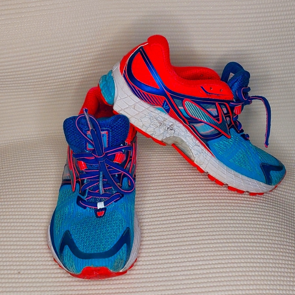 BROOKS gently used womens Ravenna tennis shoes size 7